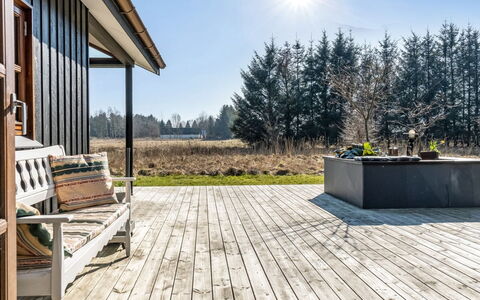 Marla - 1.1Km from the Sea: Chalet, Domicile, Maison, Toit, Porche, Biens, Siding, Batiments Jardin, Ferme, Cour