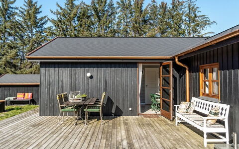 Marla - 1.1Km from the Sea: Chalet, Domicile, Maison, Toit, Porche, Biens, Siding, Batiments Jardin, Ferme, Cour