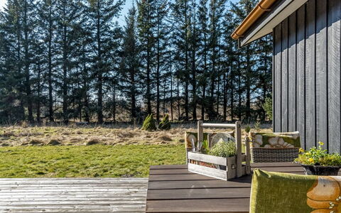 Marla - 1.1Km from the Sea: Chalet, Domicile, Maison, Toit, Porche, Biens, Siding, Batiments Jardin, Ferme, Cour