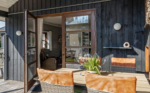 Marla - 1.1Km from the Sea: Chalet, Domicile, Maison, Toit, Porche, Biens, Siding, Batiments Jardin, Ferme, Cour