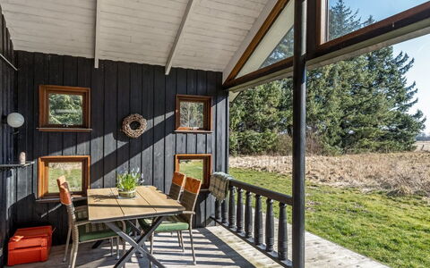Marla - 1.1Km from the Sea: Chalet, Domicile, Maison, Toit, Porche, Biens, Siding, Batiments Jardin, Ferme, Cour