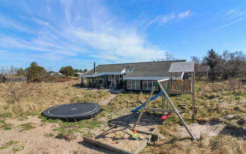 Amadahy - 950M from the Sea: Herbe, Maison, Toit, Domicile, Chalet, Arbuste, Lot Terre, Zone Rurale, Ferme, Couverture De Sol