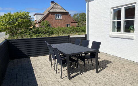 Henke - 500M from the Sea: Maison, Domicile, Chalet, Biens, Cour, Ferme, Siding, Batiments Jardin, Porche