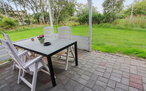 Hennrik - 500M from the Sea: Piscine, Mobilier De Jardin, Meubles, Recours, Dalle, Eco Hôtel, Ombre, Chaise, Loisir, Biens