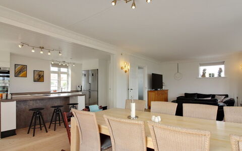 Kosara - 50M from the Sea: Architecture, Toit, Domicile, Composite, Daylighting, Siding, Allée