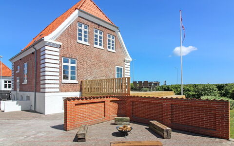 Kosara - 50M from the Sea: Architecture, Toit, Domicile, Composite, Daylighting, Siding, Allée