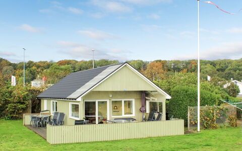 Lilibeth - 300M from the Sea: Piscine, Mobilier De Jardin, Meubles, Recours, Dalle, Eco Hôtel, Ombre, Chaise, Loisir, Biens