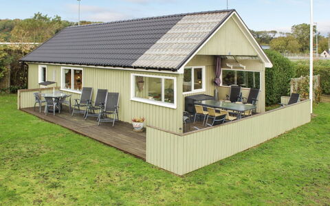 Lilibeth - 300M from the Sea: Piscine, Mobilier De Jardin, Meubles, Recours, Dalle, Eco Hôtel, Ombre, Chaise, Loisir, Biens