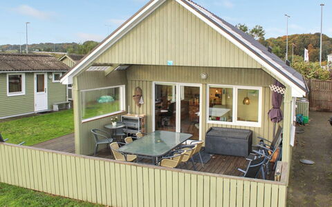 Lilibeth - 300M from the Sea: Piscine, Mobilier De Jardin, Meubles, Recours, Dalle, Eco Hôtel, Ombre, Chaise, Loisir, Biens