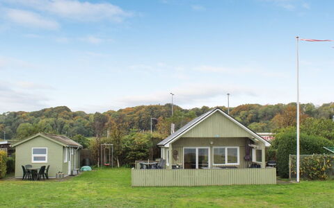 Lilibeth - 300M from the Sea: Piscine, Mobilier De Jardin, Meubles, Recours, Dalle, Eco Hôtel, Ombre, Chaise, Loisir, Biens