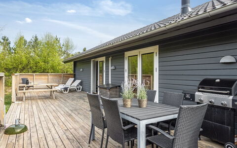 Ellie - 300M from the Sea: Bois, Domicile, Parquet, Plate-Forme, Dur, Chalet, Planche, Siding, Mobilier De Jardin, Porche