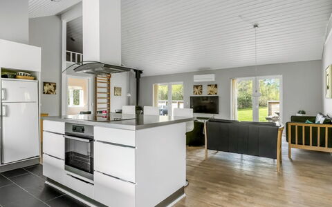 Ellie - 300M from the Sea: Sol, Cuisine, Design Intérieur, Plafond, Comptoir, Appareil De Cuisine, Sol, Principaux Appliance, Cabinetry, Meubles