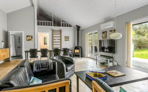 Ellie - 300M from the Sea: Design Intérieur, Plafond, Canapé, Bois, Sol, Sol, Salon, Meubles, Éclairage, Domicile