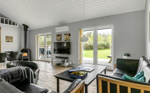 Ellie - 300M from the Sea: Design Intérieur, Sol, Plafond, Bois, Canapé, Sol, Meubles, Salon, Parquet