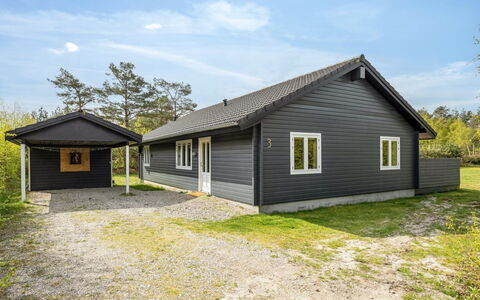 Ellie - 300M from the Sea: Toit, Maison, Domicile, Chalet, Siding, Biens, Allée, Batiments Jardin, Cour, Cabanon