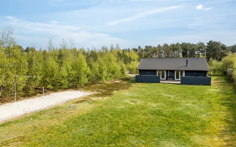 Ellie - 300M from the Sea: Toit, Maison, Domicile, Chalet, Siding, Biens, Allée, Batiments Jardin, Cour, Cabanon