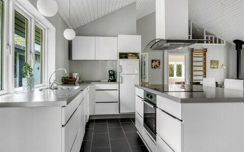Ellie - 300M from the Sea: Toit, Maison, Domicile, Chalet, Siding, Biens, Allée, Batiments Jardin, Cour, Cabanon
