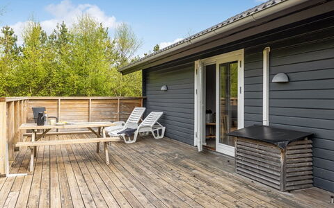 Ellie - 300M from the Sea: Toit, Maison, Domicile, Chalet, Siding, Biens, Allée, Batiments Jardin, Cour, Cabanon