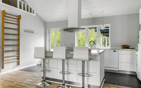 Ellie - 300M from the Sea: Toit, Maison, Domicile, Chalet, Siding, Biens, Allée, Batiments Jardin, Cour, Cabanon