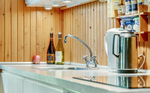 Asmod - 300M from the Sea: Bois, Cuisine, Comptoir, Design Intérieur, Appareil De Cuisine, Sol, Éclairage, Cabinetry, Domicile, Luminaire Plomberie