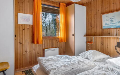 Asmod - 300M from the Sea: Bois, Chambre, Design Intérieur, Lit, Drap De Lit, Domicile, Literie, Tache De Bois, Cadre De Lit, Dur