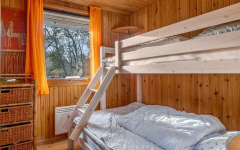 Asmod - 300M from the Sea: Bois, Chambre, Tache De Bois, Plafond, Dur, Domicile, Lit, Planche, Drap De Lit, Literie