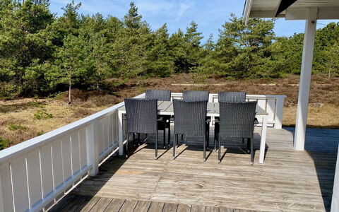 Syrine - 300M from the Sea: Bois, Toit, Maison, Chalet, Porte, Domicile, Siding, Lot Terre, Batiments Jardin, Cabanon