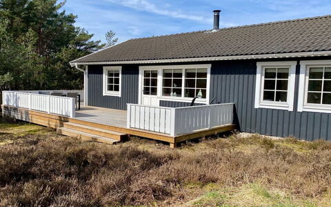 Syrine - 300M from the Sea: Toit, Maison, Domicile, Chalet, Siding, Biens, Allée, Batiments Jardin, Cour, Cabanon