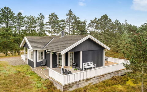 Syrine - 300M from the Sea: Toit, Maison, Domicile, Chalet, Siding, Biens, Allée, Batiments Jardin, Cour, Cabanon