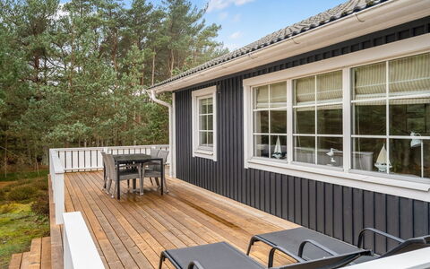 Syrine - 300M from the Sea: Toit, Maison, Domicile, Chalet, Siding, Biens, Allée, Batiments Jardin, Cour, Cabanon