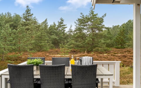Syrine - 300M from the Sea: Toit, Maison, Domicile, Chalet, Siding, Biens, Allée, Batiments Jardin, Cour, Cabanon