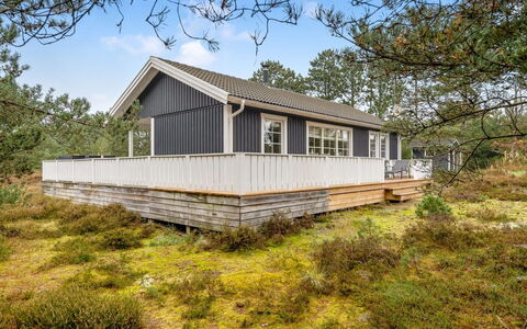Syrine - 300M from the Sea: Toit, Maison, Domicile, Chalet, Siding, Biens, Allée, Batiments Jardin, Cour, Cabanon