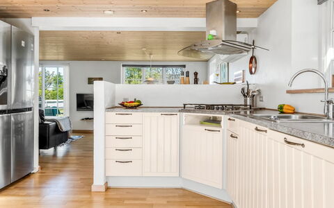 Tara - 300M from the Sea: Maison, Domicile, Toit, Chalet, Biens, Aménagement Paysager, Batiments Jardin, Siding, Ferme