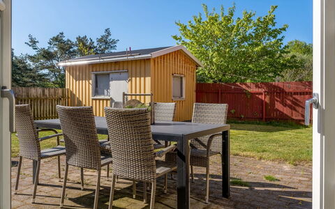 Tara - 300M from the Sea: Maison, Domicile, Toit, Chalet, Biens, Aménagement Paysager, Batiments Jardin, Siding, Ferme