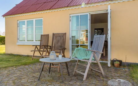 Tara - 300M from the Sea: Maison, Domicile, Toit, Chalet, Biens, Aménagement Paysager, Batiments Jardin, Siding, Ferme