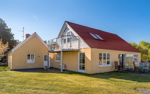 Tara - 300M from the Sea: Maison, Domicile, Toit, Chalet, Biens, Aménagement Paysager, Batiments Jardin, Siding, Ferme
