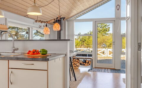 Tishon - 100M from the Sea: Bois, Design Intérieur, Sol, Domicile, Plafond, Luminaire, Meubles, Cuisine, Porte, Chaise