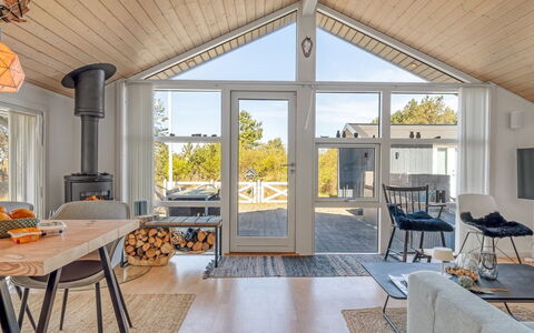 Tishon - 100M from the Sea: Bois, Domicile, Plafond, Chalet, Dur, Porche, Parquet, Tache De Bois, Chaise, Luminaire