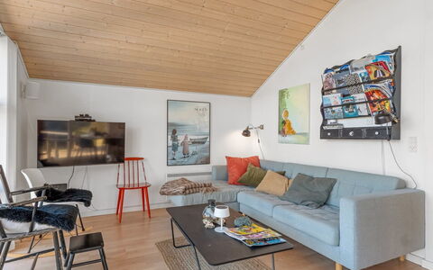 Tishon - 100M from the Sea: Design Intérieur, Meubles, Canapé, Sol, Mur, Sol, Bois, Salon, Plafond, Pièce