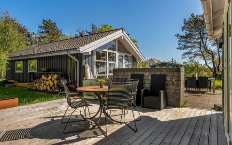 Tishon - 100M from the Sea: Bois, Domicile, Architecture, Toit, Chalet, Maison, Siding, Porte, Porche, Biens