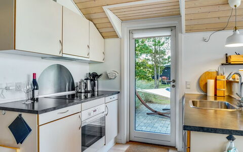Tishon - 100M from the Sea: Bois, Cuisine, Sol, Design Intérieur, Comptoir, Appareil De Cuisine, Principaux Appliance, Sol, Domicile, Luminaire Plomberie