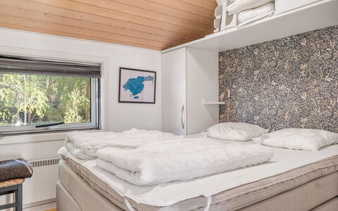 Tishon - 100M from the Sea: Design Intérieur, Chambre, Lit, Drap De Lit, Plafond, Literie, Pièce, Cadre De Lit, Linge, Matelas