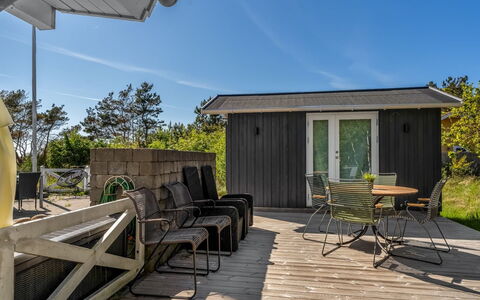 Tishon - 100M from the Sea: Bois, Dur, Planche, Porte, Parquet, Plate-Forme, Domicile, Composite, Tache De Bois, Porche