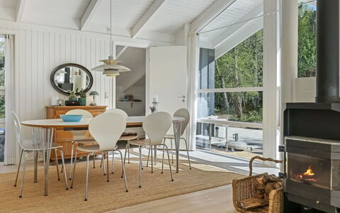 Ran - 600M from the Sea: Design Intérieur, Meubles, Sol, Bois, Plafond, Sol, Chaise, Luminaire, Éclairage, Salon