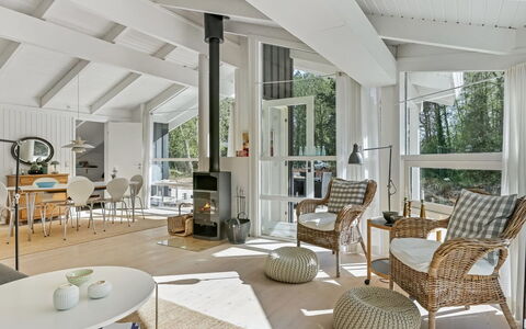 Ran - 600M from the Sea: Design Intérieur, Meubles, Plafond, Bois, Sol, Sol, Salon, Chaise, Domicile, Luminaire