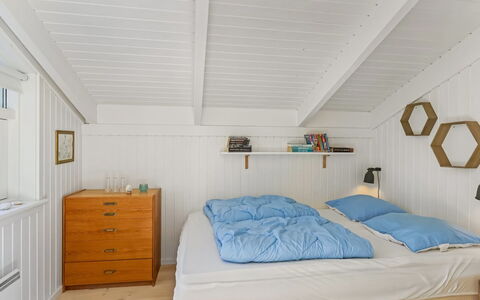 Ran - 600M from the Sea: Chambre, Bois, Plafond, Design Intérieur, Sol, Lit, Sol, Drap De Lit, Meubles, Literie