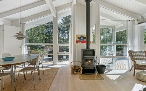 Ran - 600M from the Sea: Design Intérieur, Plafond, Sol, Sol, Meubles, Salon, Domicile, Luminaire, Chaise, Pièce