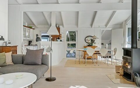 Ran - 600M from the Sea: Sol, Design Intérieur, Meubles, Plafond, Bois, Sol, Salon, Canapé, Domicile, Pièce