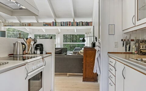 Ran - 600M from the Sea: Cuisine, Comptoir, Sol, Appareil De Cuisine, Principaux Appliance, Design Intérieur, Bois, Cabinetry, Plafond, Meubles