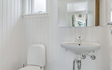 Ran - 600M from the Sea: Mur, Luminaire Plomberie, Salle De Bains, Sol, Design Intérieur, Sol, Évier, Lavabo, Plafond, Robinet